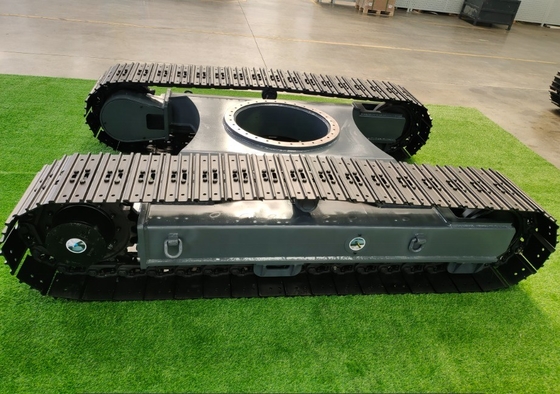 荷物輸送設備のシャシーのための可変ゴム軌跡車体